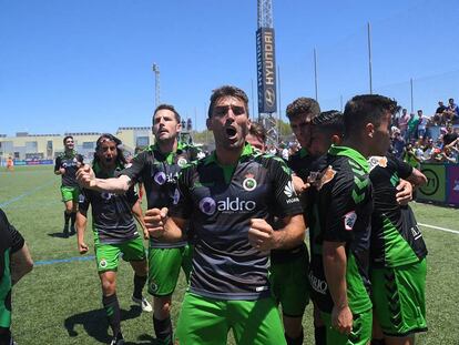 Celebración de los jugadores tras ganar el ascenso.