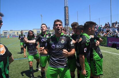 Celebración de los jugadores tras ganar el ascenso.