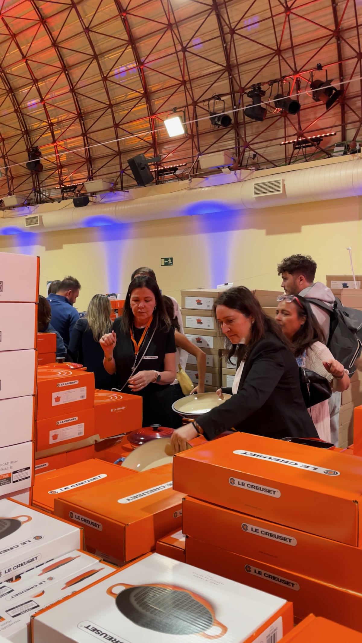La fiebre del primer mercadillo en España de Le Creuset: ollas con 60% de descuento y entradas (casi) agotadas