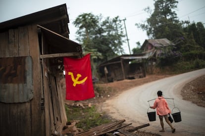 Las humildes cabañas de la aldea lucen impolutas banderas comunistas (el régimen político de Laos) ante la proximidad de la fiesta nacional del país.