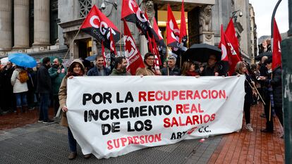 Protesta sindical frente a una oficina del BBVA, en Bilbao, este lunes.