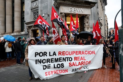 Los sindicatos protestan a las puertas de una oficina del BBVA, en Bilbao.