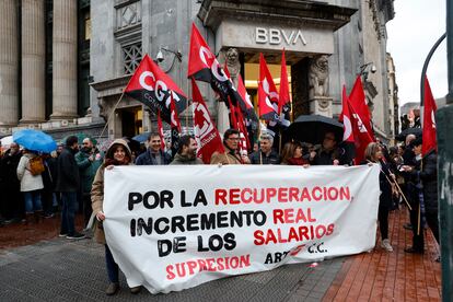 Protesta sindical frente a una oficina del BBVA, en Bilbao, este lunes.