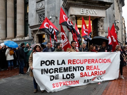 Protesta sindical frente a una oficina del BBVA, en Bilbao, este lunes.