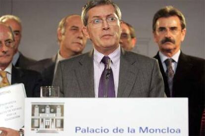 El presidente de Concapa, Luis Carbonel (en el centro), y otros líderes de la protesta contra la LOE.