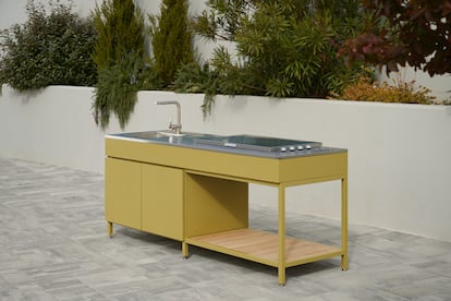 Cocina de exterior en acero inoxidable con la estructura en color mostaza, modelo Limoni de la firma croata Terrazza.