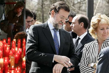A la izquierda, velas en recuerdo de los atentados en la estación de Atocha. A la derecha, Rajoy y Aguirre, en el acto organizado por la AVT.