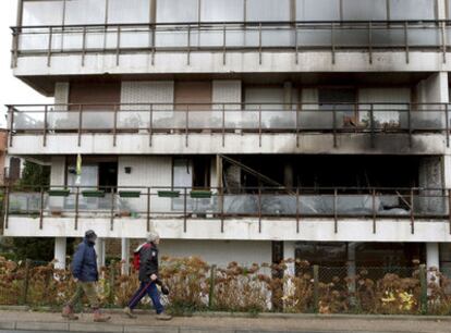 Fachada del edificio en el que se produjo el incendio en Hondarribia.