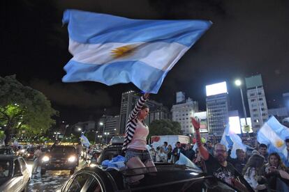 Banderas argentinas por las calles de Buenos Aires durante la celebración de la victoria de Mauricio Macri.