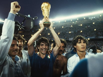 El jugador Italiano Paolo Rossi levanta el trofeo de la Copa del Mundo tras ganar a la selección alemana, por 3-1, en el Mundial de España 1982.