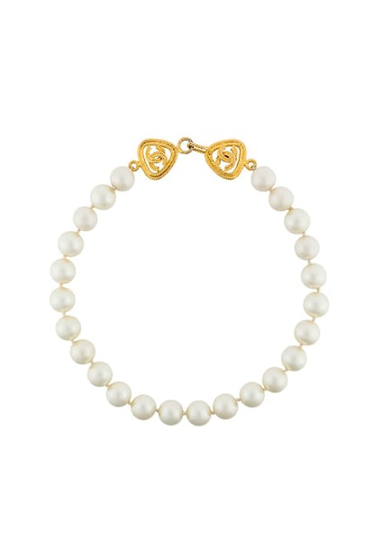 Collar de perlas (1.536€, a la venta en Farfetch.com).