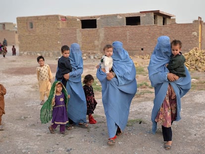 Desplazados afganos que huyen de los combates entre el Ejército y los talibanes en Qala-i- Naw