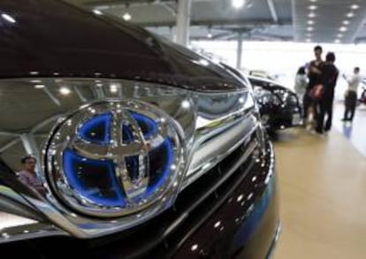 Las estimaciones de ventas en 2012 indican que la japonesa Toyota volvió a convertirse en el primer fabricante mundial del motor con 9,7 millones de unidades comercializadas, frente a las 9,2 millones de la estadounidense General Motors (GM). EFE/Archivo