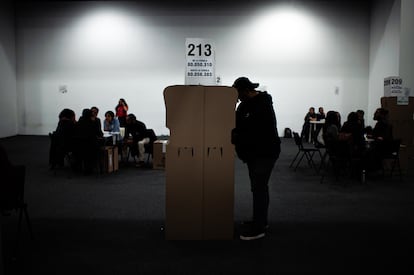 Un hombre emite su voto durante las elecciones regionales de Colombia en Bogotá, el 29 de octubre de 2023.