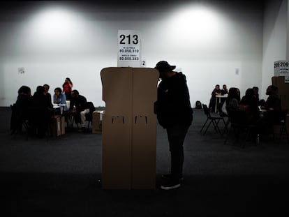 Un hombre emite su voto durante las elecciones regionales de Colombia en Bogotá, el 29 de octubre de 2023.