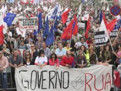 Miles de personas protestan contra las medidas del Gobierno portugués en Lisboa, Portugal, hoy 19 de octubre de 2013.