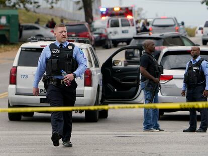 Agentes de policía afuera la Escuela Secundaria Central de Artes Visuales y Escénicas, el 24 de octubre de 2022 en St. Louis.