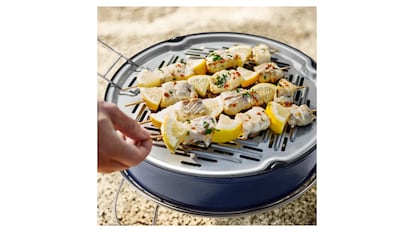 Barbacoa de carbón de tamaño compacto.