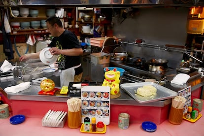 Uno de los puestos de comida del callejón del ramen de Sapporo.