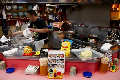 Uno de los puestos de comida del callejón del ramen de Sapporo. 