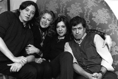 Pilar Bardem, con sus hijos Carlos (izquierda), Mónica y Juan, en 1999.