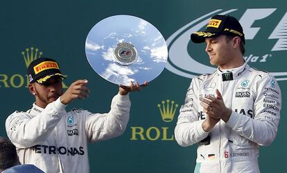 Hamilton (i.) celebra su segundo puesto junto a Rosberg.