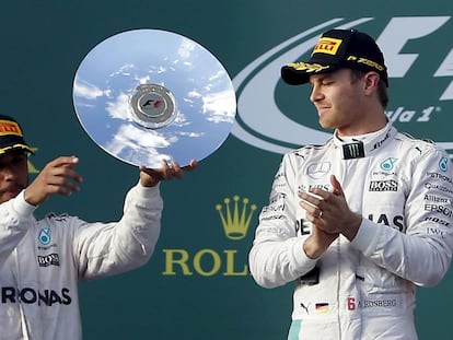 Hamilton (i.) celebra su segundo puesto junto a Rosberg.