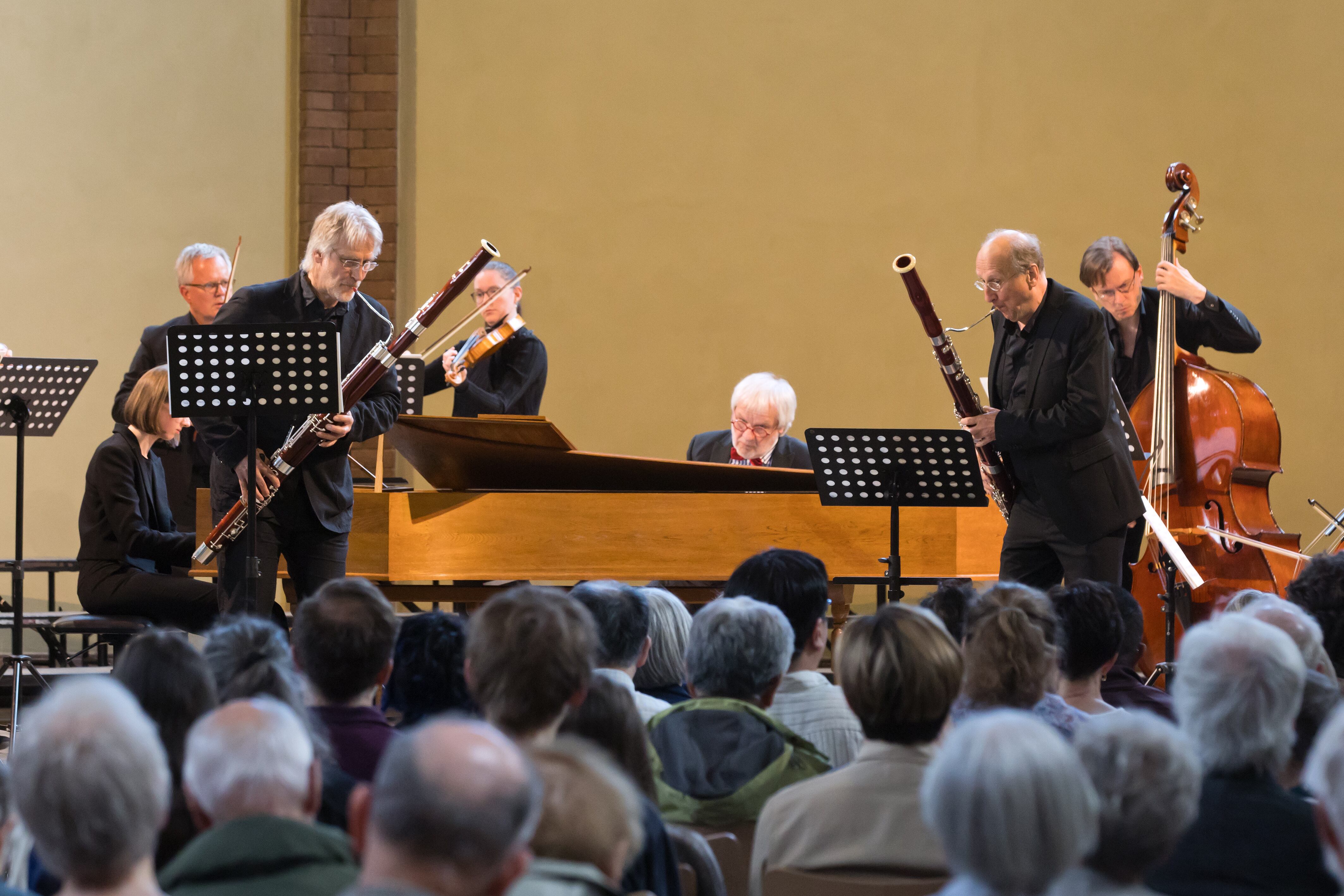 Reinhard Goebel dirigiendo al Neues Bachisches Collegium Musicum agazapado tras el clave en la Lutherkirche.