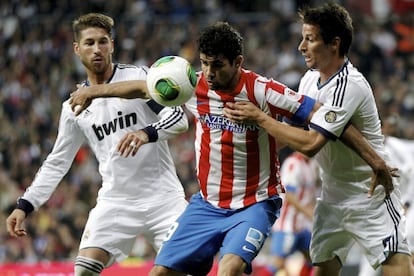 Diego Costa controla el balón entre Sergio Ramos y Coentrão.