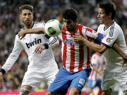 Diego Costa controla el balón entre Sergio Ramos y Coentrão.