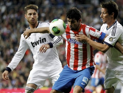 Diego Costa controla el balón entre Sergio Ramos y Coentrão.