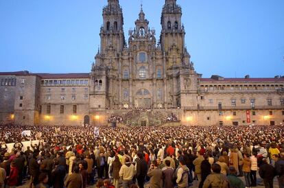 La concentración del 12 de marzo de 2004 en Santiago de Compostela tuvo lugar en la plaza del Obradoiro, ante la catedral.