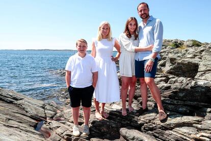 La familia real de Noruega posa durante sus vacaciones, el 10 de julio. De izquierda a derecha, Sverre Magnus, Mette Marit, Ingrid Alexandra y el heredero, Haakon.