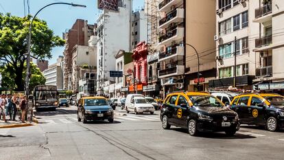 Avenida en el centro de Buenos Aires.