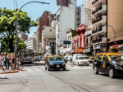 Avenida en el centro de Buenos Aires.