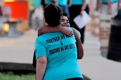 Para este regreso a clases, muchos maestros optaron por utilizar camisetas con la frase "Juntos nos levantamos y juntos somos mejores". En la imagen, una maestra abraza a un alumno en la entrada de la escuela primaria Uvalde, el 6 de septiembre de 2022.