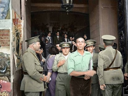 Miguel Hernández sale de una de las jornadas del segundo Congreso Internacional de Escritores para la Defensa de la Cultural, celebrado en Valencia en julio de 1937. Abajo, manuscrito del poema Hijo de la luz y de la sombra.