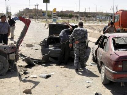 Policías iraquíes inspeccionan el lugar tras la explosión de una bomba en Kirkuk.