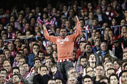 Un hincha del Atlético de Madrid se enfada por una fallida ocasión de gol.