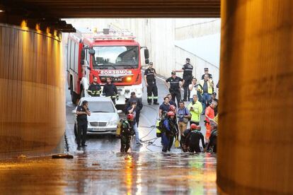 Rescate del cuerpo sin vida del conductor atrapado en un túnel de la capital de Almería.