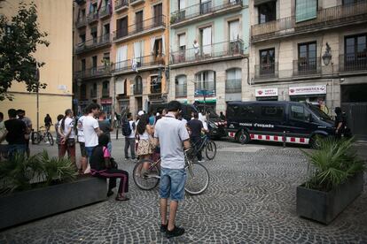 Después, les ofrecen drogas y les llevan hasta los domicilios ahora registrados donde supuestamente se guardan las sustancias estupefacientes que les venden.