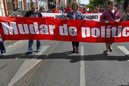 Manifestantes piden un cambio de política económica el pasado 1 de mayo en las calles de Lisboa.