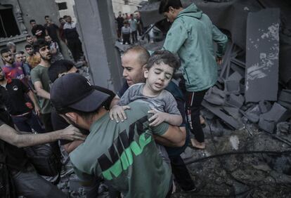 Un niño era rescatado este jueves tras un ataque israelí en Jan Yunis, al sur de la franja de Gaza. 