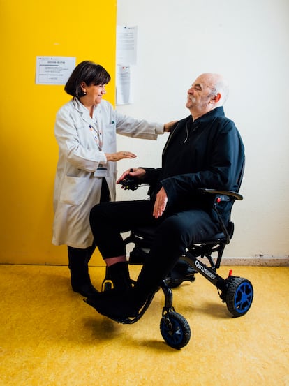 Martín Caparrós con la psicóloga Teresa Salas en la unidad de ELA del Hospital Carlos III de Madrid. 