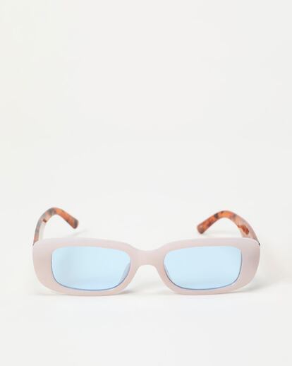 Lefties. Tras el éxito que cosechó el verano pasado, la montura rectangular sigue triunfando con modelos tan potentes como este, que combina una patilla en carey con el frontal en blanco y lentes azul bebé. 4,99 euros.