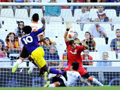 Wilfred bate a Guaita en el primer gol.