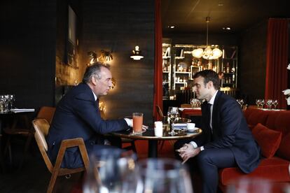 Bayrou y Macron, en febrero de 2017, durante la reunión en la que formalizaron su alianza para las presidenciales que terminó ganando Macron. 