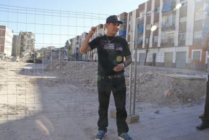 Alejandro Sanz, durante su visita a un solar en Lorca.