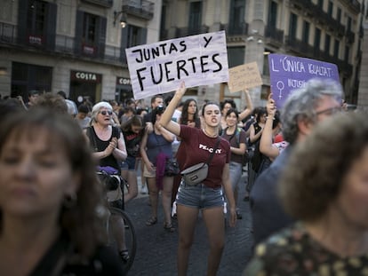Manifestación en la Plaza Sant Jaume de Barcelona en contra de la puesta en libertad provisional de los acusados de la violación grupal de San Fermín, en 2018.