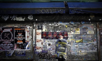 El pequeño comercio también ha acusado la libertad total de horarios impuesta por el PP 2012, por lo que reclaman la vuelta al modelo de apertura de 22 domingos y festivos al año. En la imagen, otra tienda cerrada en la calle del Pez.